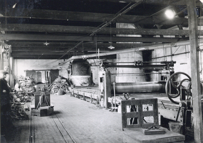 886146 Interieur van een van de fabrieksgebouwen van de Koninklijke Nederlandsche Lood- en Zinkpletterij voorheen A.D. ...